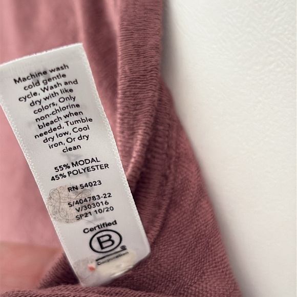 Athleta Breezy Scoop Short Sleeve V-Neck Knit Tee in Hearth Rose Size Medium - Picture 8 of 8